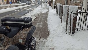 Aktyvūs miestiečiai sniegą valo ir keturračiais