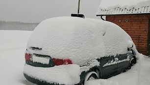 Apsnigtas automobilis: Skaitytojo  Tomo L.  nuotr.