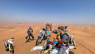 &bdquo;International Dubaj Baja&ldquo;, pasivažinėjimas po dykumą
