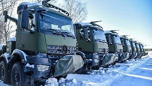 Lietuvos kariuomenei perduoti sunkvežimiai &bdquo;Arocs&ldquo;