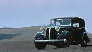 BMW 303 &ndash; pirmasis automobilis su inkstų grotelėmis. (Gamintojo nuotrauka)