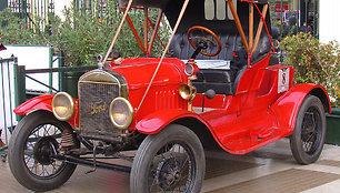 Modifikuotas Model T. Dalis šių automobilių gamyklą paliko raudoni. (order_242, Wikimedia(CC BY-SA 2.0)