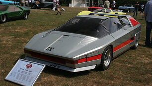 Alfa Romeo 33 Bertone Navajo priekyje buvo didelis stilizuotas logotipas, ventiliacijos grotelės ir į &scaron;onus atidaromi žibintai. (Supermac1961, Wikimedia(CC BY 2.0)