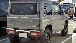 Kei klasei priklausantis Suzuki Jimny neturi i&scaron;orėje sumontuoto atsarginio rato ir platintų arkų, kad tilptų į standartinius i&scaron;matavimus. (Tokumeigakarinoaoshima, Wikimedia(CC BY-SA 4.0)