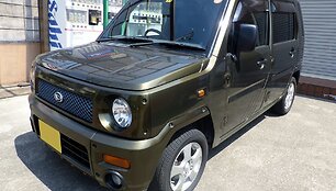 Atviri varžtai suteikė tvirto automobilio įspūdį ir palengvino kėbulo remontą. (Tokumeigakarinoaoshima, Wikimedia)