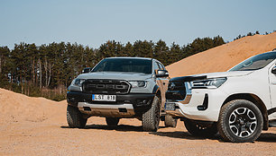 Smėlynuose susitiko „Ford Ranger Raptor“ ir „Toyota Hilux“: panašūs ir kartu labai skirtingi