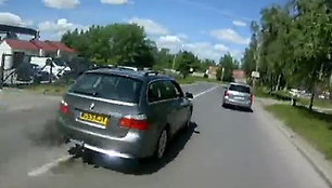 Kauno policija ieško „kelių erelio“ su BMW, nustūmusio motorolerio vairuotoją