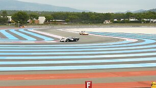 Saugumo zonos Paul Ricard trasoje yra dryžuotos &ndash; tie dryžiai yra skirtingo &scaron;iurk&scaron;tumo asfalto ruožai. (Baptiste vialatte, Wikimedia (CC BY-SA 3.0)