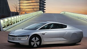 Volkswagen XL1 yra sukurtas tik tam, kad būtų labai taupus. Į kasdieni&scaron;kus dizainus uždarų arkų Volkswagen neperkėlė. (Gamintojo nuotrauka)
