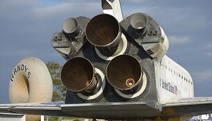 Erdvėlaivis &bdquo;Endeavour&ldquo; vežamas į paskutinę kelionę Los Andželo gatvėmis