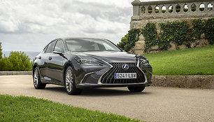 Atnaujintas „Lexus ES 300h“