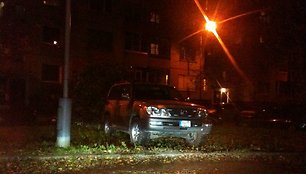 Fotopolicija. Visureigis „Lexus“ įropojo į gyventojų aptvertą pievutę 