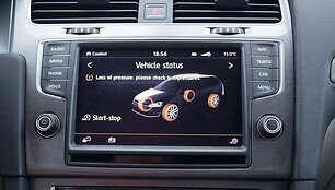 Volkswagen perspėja apie per mažą slėgį padangoje. (Kārlis Dambrāns, Wikimedia(CC BY 2.0)