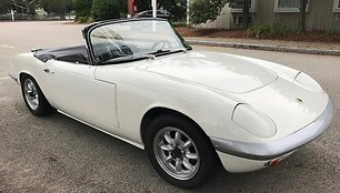 Lotus Elan yra labai lengvas automobilis, įkvėpęs Mazda MX-5 kūrėjus. (Grenadille, Wikimedia(CC BY-SA 4.0)