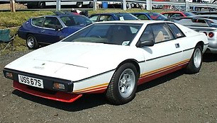 Pirmos serijos Lotus Esprit šalia kitų laikmečio pleištų atrodė puikiai. (Jamesx12345, Wikimedia(CC BY-SA 3.0)