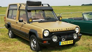 Talbot Matra Rancho atrodo kaip tikras visureigis, ką pastebėsite ir iš išorėje sumontuoto atsarginio rato bei gervės bamperyje, bet tapo vieno svarbiausių europietiškų vienatūrių pirmtaku. (Charles01, Wikimedia(CC BY-SA 4.0)