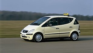 Mercedes-Benz A-Klasse tapo populiariu taksi automobiliu. Jį taip pat pamėgo ir vyresni vairuotojai. (Gamintojo nuotrauka)