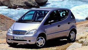Mercedes-Benz &scaron;iuo automobiliu pirmą kartą žengė į kompakti&scaron;kų hečbekų rinką. (Gamintojo nuotrauka)