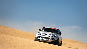 15min komandos &bdquo;Land Rover Defender&ldquo; Saudo Arabijoje
