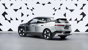 &bdquo;BMW iX Flow&ldquo; kėbulas keičia spalvas
