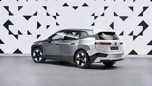 &bdquo;BMW iX Flow&ldquo; kėbulas keičia spalvas