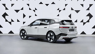 &bdquo;BMW iX Flow&ldquo; kėbulas keičia spalvas