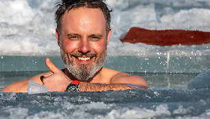 Karolis Mieliauskas BBC serijose „Baikal Icebraker“ atskleidė 50 Baikalo ledo atspalvių
