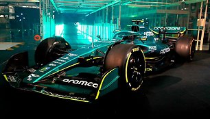 „Aston Martin“ pristatė 2022 m. F1 lenktynių automobilį AMR22