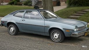 Ford Pinto buvo pigus automobilis, padėjęs išgyventi naftos krizę, bet irgi kartais puošėsi viniliniu stogu. (Mr.choppers, Wikimedia(CC BY-SA 3.0)