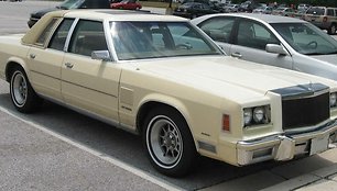 1981-iųjų Chrysler New Yorker. Paminkštintu vinilu ampmušta tik galinė stogo dalis. (Wikimedia)