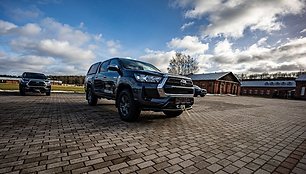 Lietuvos kariuomenei perduoti nauji išminavimo visureigiai „Toyota Hilux“