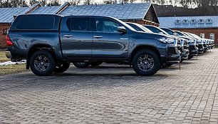 Lietuvos kariuomenei perduoti nauji išminavimo visureigiai „Toyota Hilux“