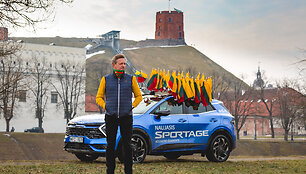 &bdquo;Auto Bild Lietuva&ldquo; redaktorius Vitoldas Milius visureigį KIA Sportage papuo&scaron;ė trispalvėmis vėliavėlėmis