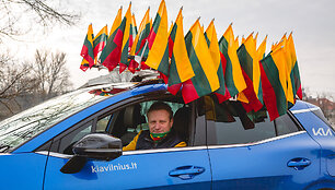 &bdquo;Auto Bild Lietuva&ldquo; redaktorius Vitoldas Milius visureigį KIA Sportage papuo&scaron;ė trispalvėmis vėliavėlėmis