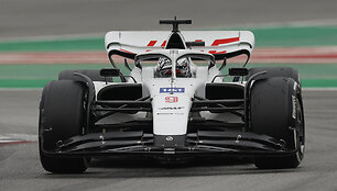 Formulės 1 &bdquo;Haas&ldquo; komandos automobiliai neteko Rusijos vėliavos spalvų