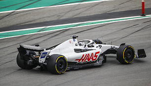 Formulės 1 &bdquo;Haas&ldquo; komandos automobiliai neteko Rusijos vėliavos spalvų