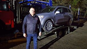 Lietuvos žmonės Ukrainos gynėjams dovanoja savo visureigius
