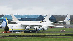 Mriya galėjo pritūpti, palengvindamas patekimą į savo milžini&scaron;ką krovinių skyrių. Pakėlus nosį kabina likdavo vietoje. (Mark Harkin, Wikimedia(CC BY 2.0)