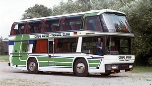 Trumpiausias dviaukštis ilgų nuotolių autobusas pasaulyje – 9 metrų ilgio Neoplan Skyliner. (Gamintojo nuotrauka)