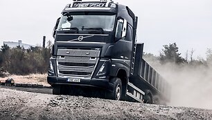 &bdquo;Volvo Trucks&ldquo; pristato naujas funkcijas, skirtas saugiai vairuoti sudėtingomis sąlygomis