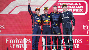 Formulė 1 Baku, lenktynės ir podiumas: M.Verstappenas, S.Perezas ir  G.Russelas