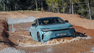 Elektromobilio prototipo Toyota bZ4X testai „Nasser racing camp“ stovykloje