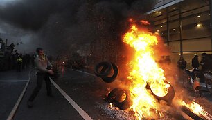 Ūkininkų surengtas protestas Briuselyje: pienu apipiltas Europos parlamentas