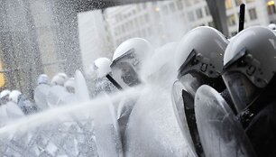 Ūkininkų surengtas protestas Briuselyje: pienu apipiltas Europos parlamentas