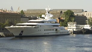 R.Abramovičiaus 115 metrų ilgio jachta Nevos upėje 2008 m.