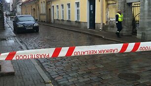 Prie Lietuvos ambasados Taline ie&scaron;koma sprogmenų