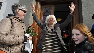 Islandijos premjerė Johanna Sigurdardottir i&scaron;eina i&scaron; rinkimų apylinkės pastato 