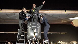 Vienvietis saulės energija varomas lėktuvas &bdquo;Solar Impulse&ldquo; anksti sekmadienį nutūpė netoli JAV sostinės.