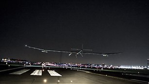 Vienvietis saulės energija varomas lėktuvas „Solar Impulse“ anksti sekmadienį nutūpė netoli JAV sostinės.