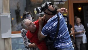 Turkijos policija &scaron;e&scaron;tadienį su a&scaron;arinėmis dujomis ir vandens patrankomis &scaron;turmavo Stambulo Gezi parką.